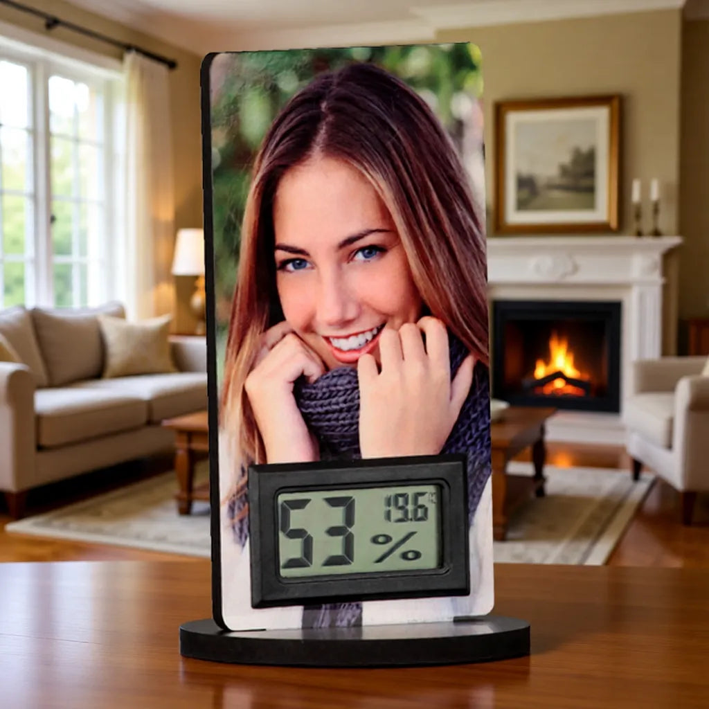 Digitales Thermometer mit individuellem Fotodruck und Anzeige von Temperatur und Luftfeuchtigkeit auf Standfuß