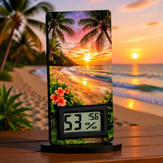 Digitales Thermometer mit personalisiertem Strandmotiv bei Sonnenuntergang und Anzeige der Luftfeuchtigkeit