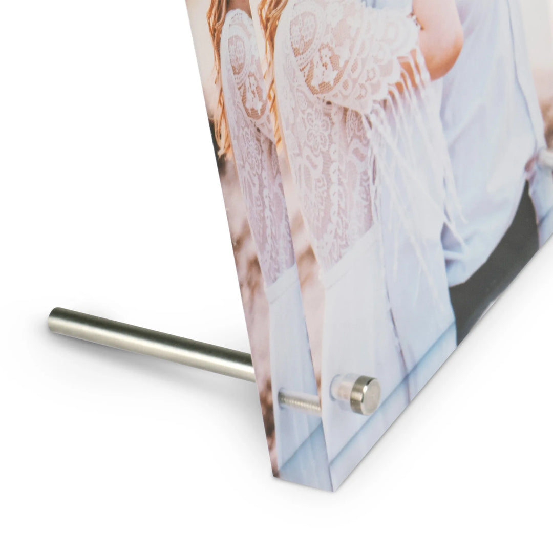 Detailaufnahme eines Acrylglas-Fotoaufstellers mit Metall-Standfuß und hochglänzender Oberfläche