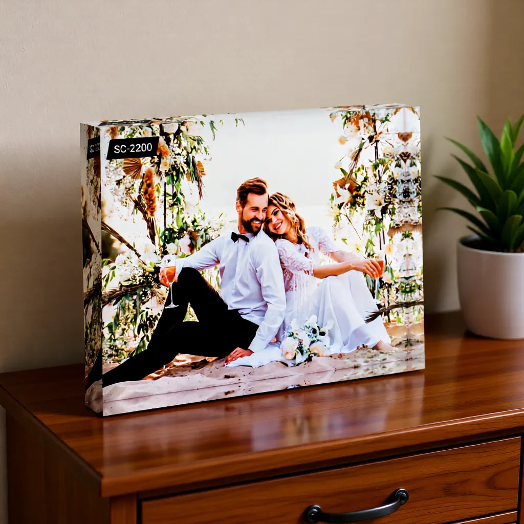 Personalisierter Fotoaufsteller aus Acrylglas mit Hochzeitsfoto auf einer Kommode als dekoratives Erinnerungsstück