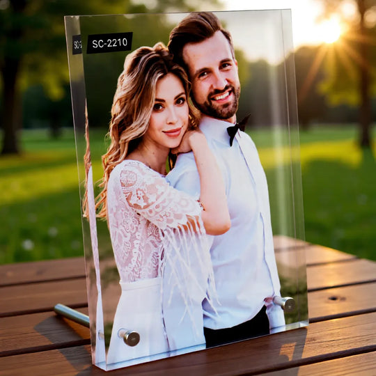 Personalisierter Fotoaufsteller aus Acrylglas mit Paarfoto in brillanter Druckqualität und Tiefenwirkung