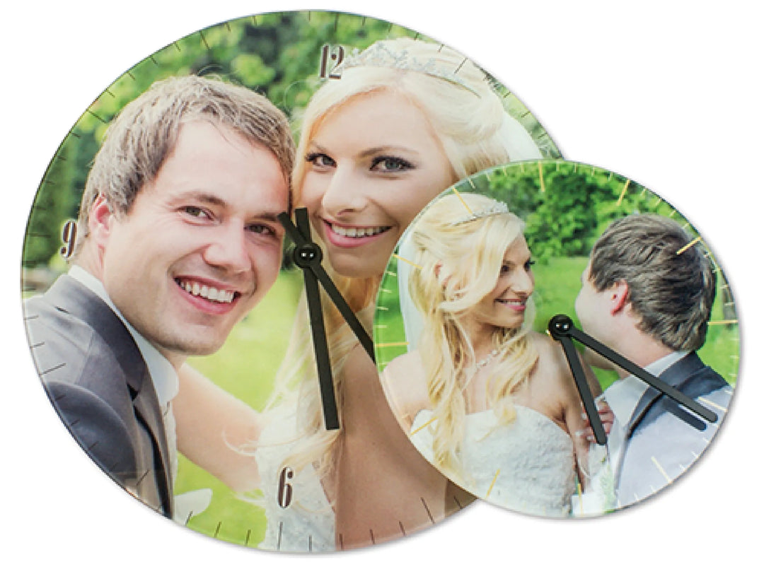 Personalisierte Glaswanduhr mit Fotodruck in zwei Größen im Größenvergleich