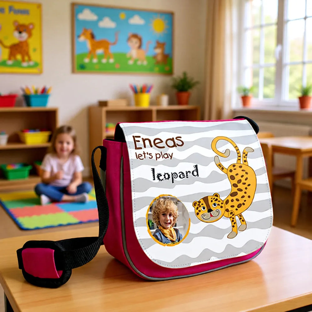 Personalisierte Kindergarten-Tasche Julia mit Namen und Motiv auf einem Tisch im Kindergarten