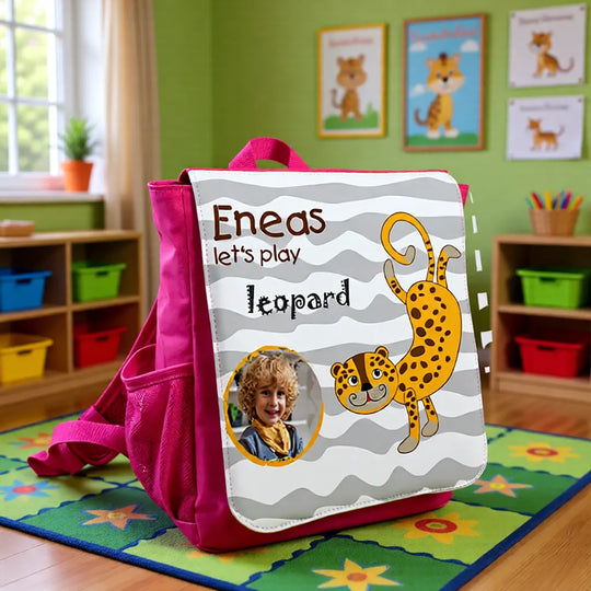 Personalisierter Kinderrucksack MAX pink mit Namen und Motiv im Kinderzimmer