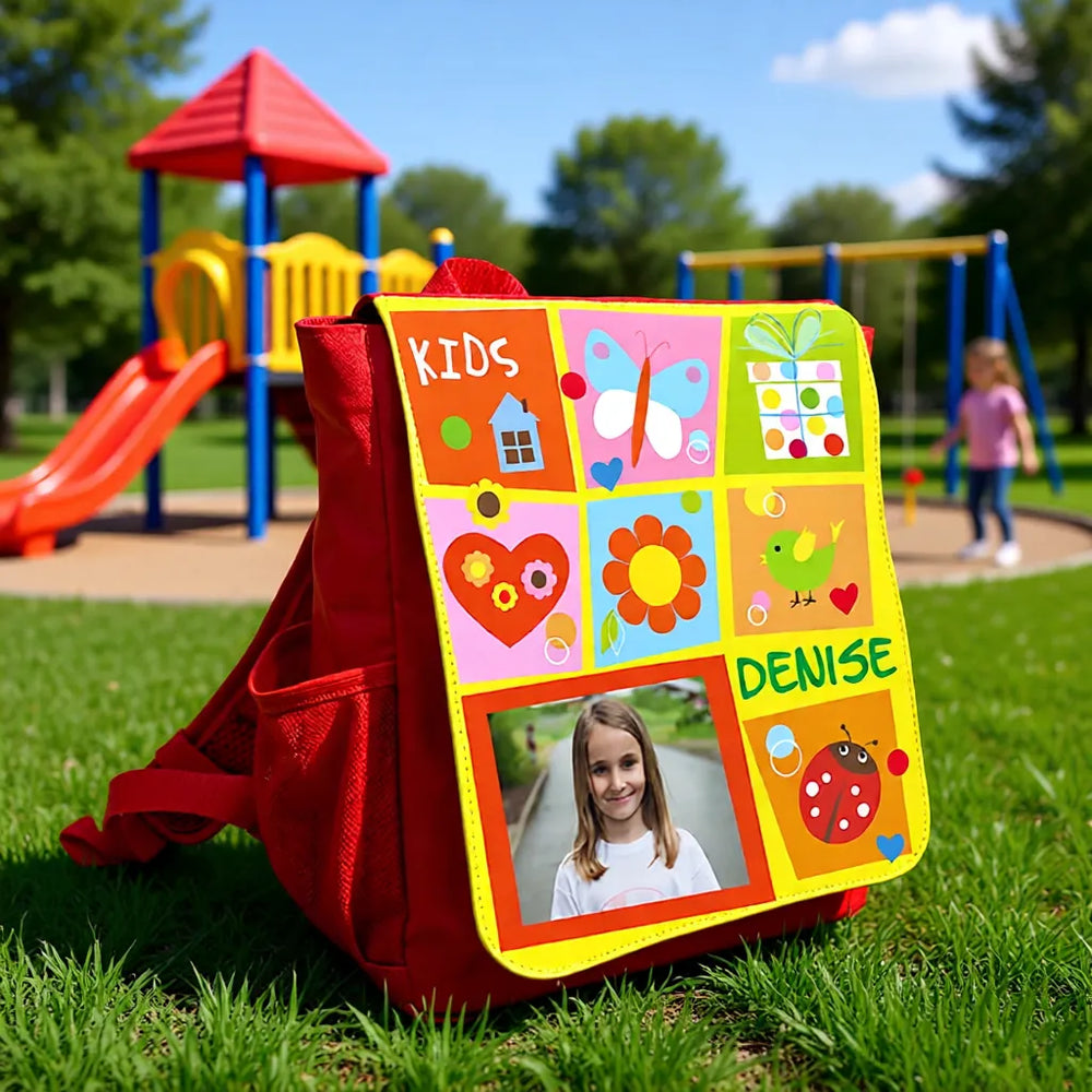 Personalisierter Kinderrucksack MAX rot mit Namen und Foto auf Spielplatz