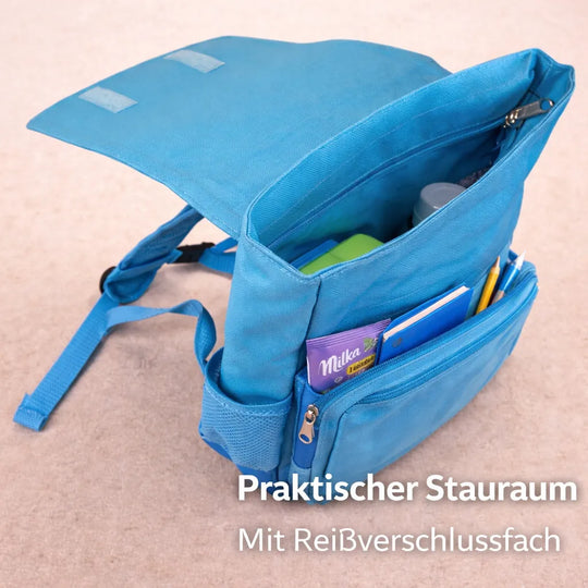 Geöffneter Kinderrucksack mit großem Innenfach und praktischem Reißverschlussfach