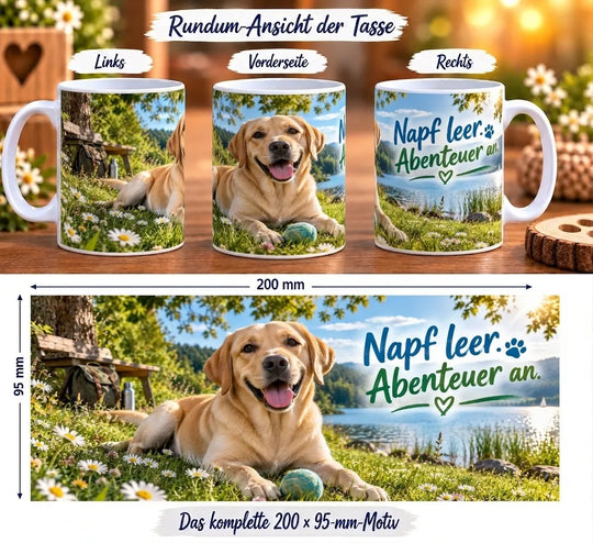 Rundumansicht der Labrador-Tasse mit Hund auf einer Blumenwiese, See und dem Spruch „Napf leer. Abenteuer an.“