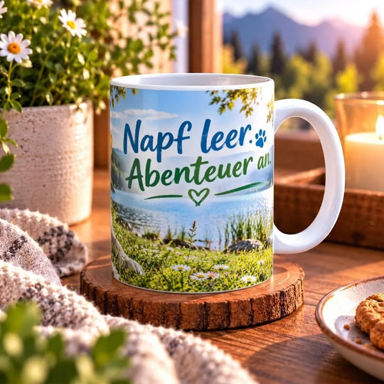 Seitenansicht der weißen Keramiktasse mit Labrador-Motiv und weißem Henkel