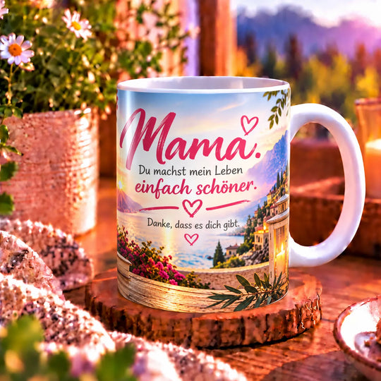 Seitenansicht der weißen Keramiktasse mit Mama-Motiv und weißem Henkel
