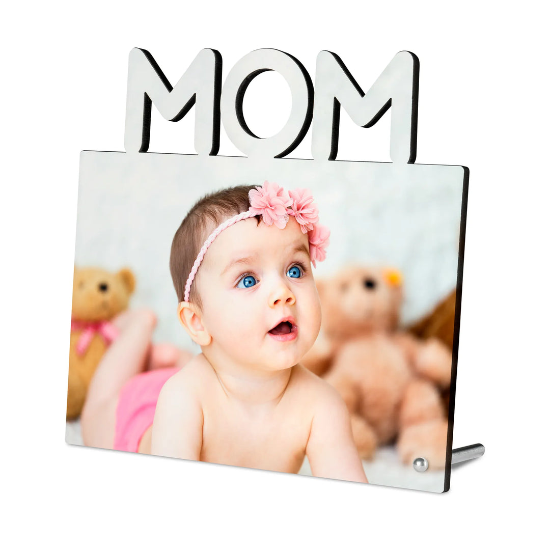 Individueller MDF Fotoaufsteller mit Schriftzug MOM und Babyfoto – dekoratives Erinnerungsstück.
