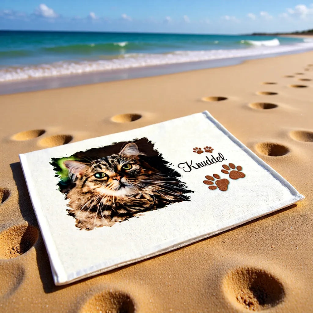 Personalisiertes Mikrofaser-Handtuch mit Katzenmotiv am Strand, weich, saugfähig und individuell bedruckbar