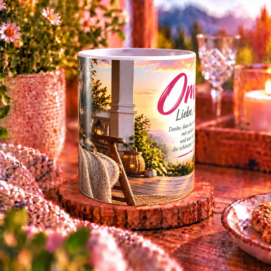 Weiße Oma-Tasse mit der Botschaft „Oma. Liebe, die bleibt.“ und gemütlichem Verandamotiv
