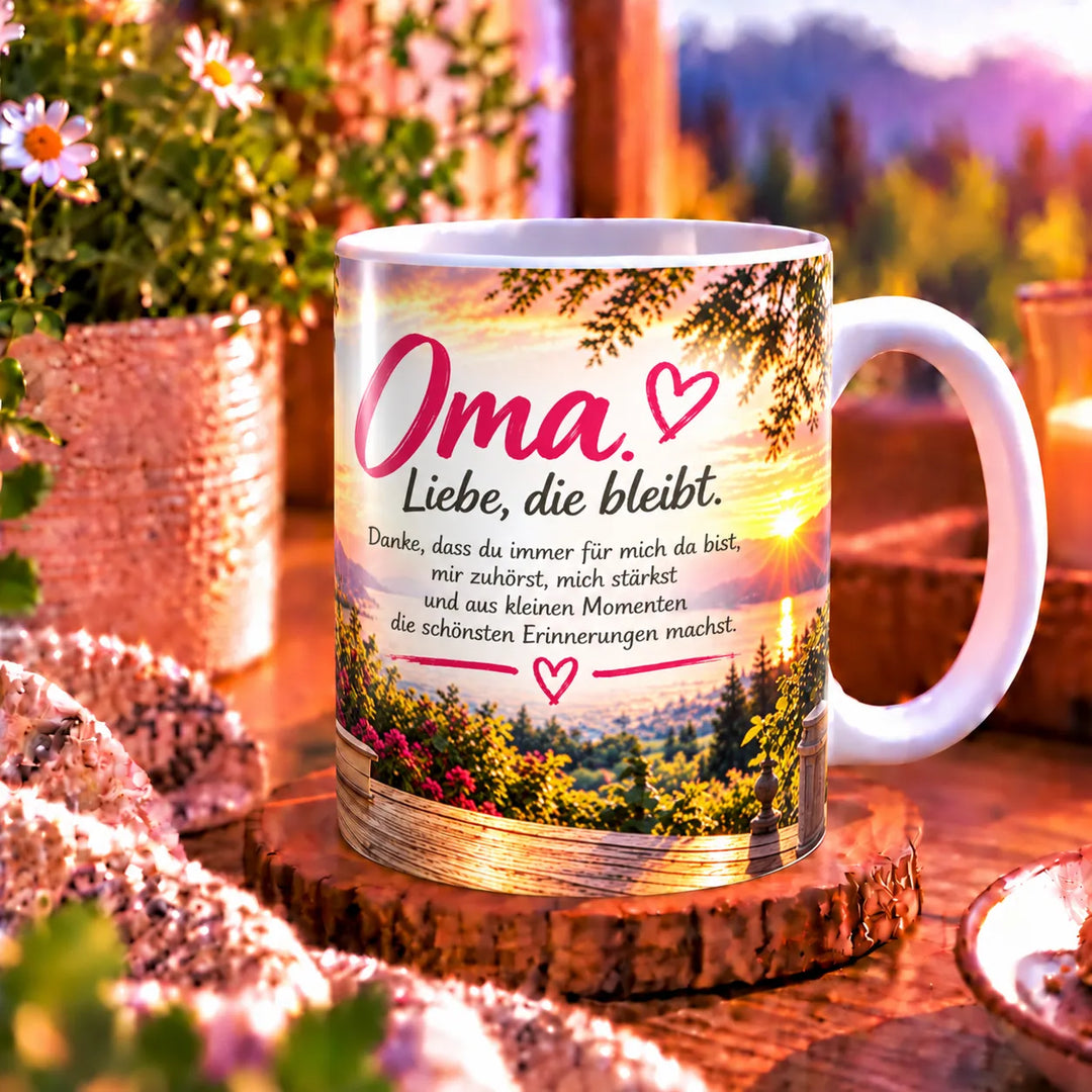 Seitenansicht der weißen Keramiktasse mit Oma-Motiv und weißem Henkel