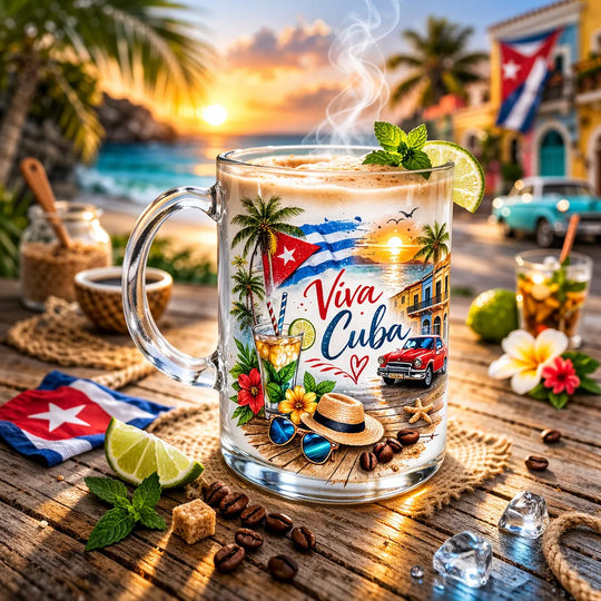 Personalisierte Glastasse mit farbenfrohem Kuba-Design und tropischem Hintergrund, individuell bedruckbar mit Motiven oder Fotos.
