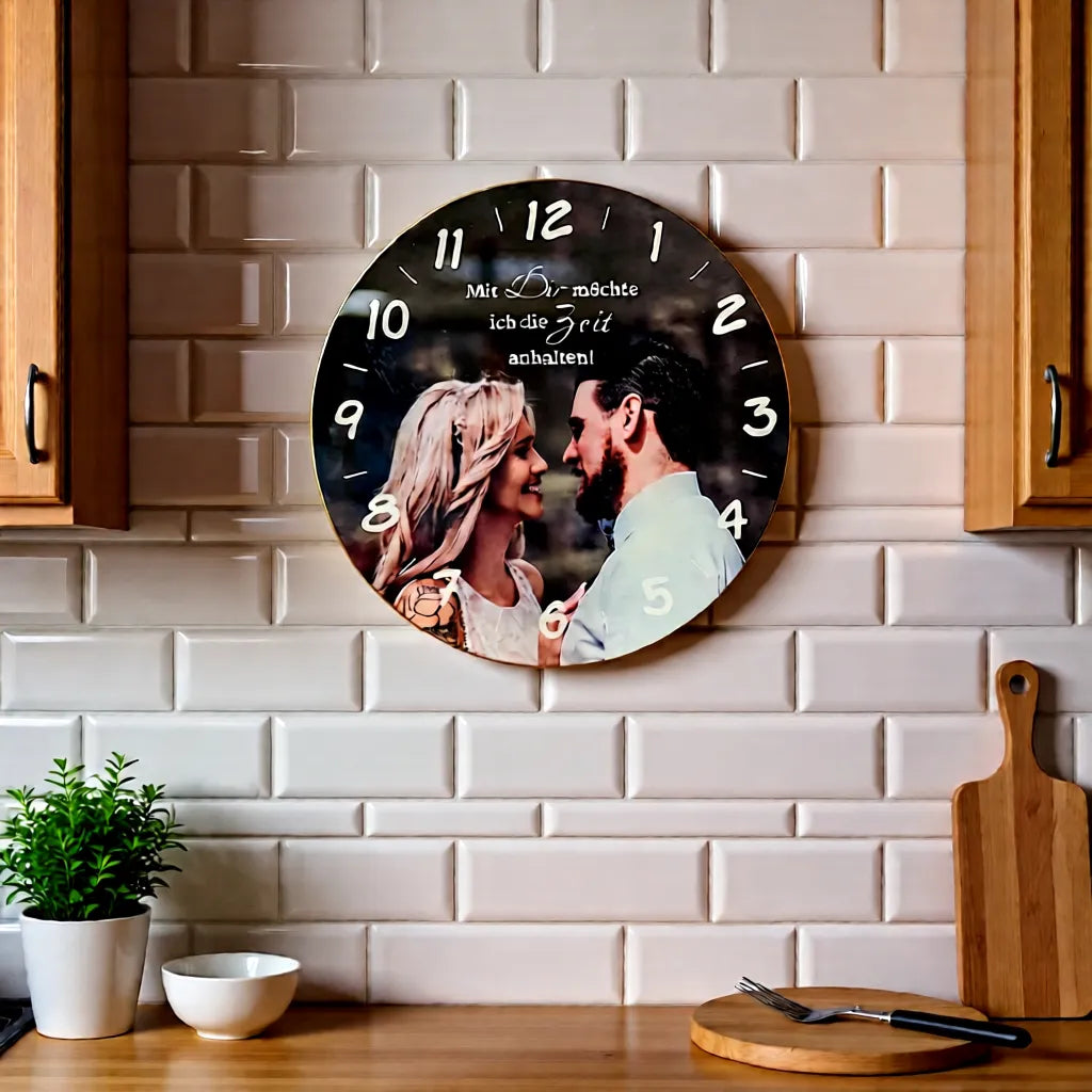 Personalisierte Glaswanduhr mit Fotodruck als Wanddekoration im modernen Küche