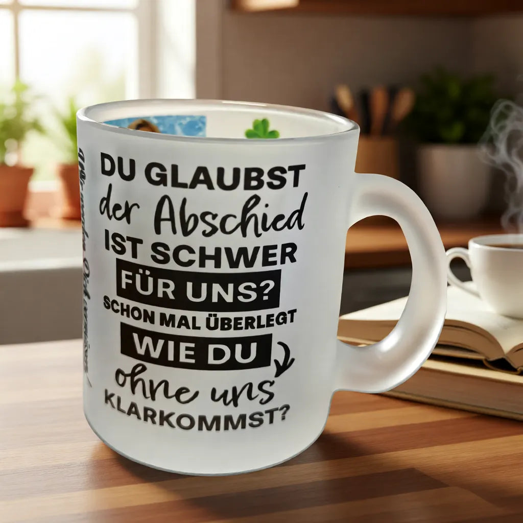Satinierte personalisierte Glastasse mit Textmotiv auf einem Tisch, individuell gestaltbar mit Sprüchen, Fotos oder Designs.