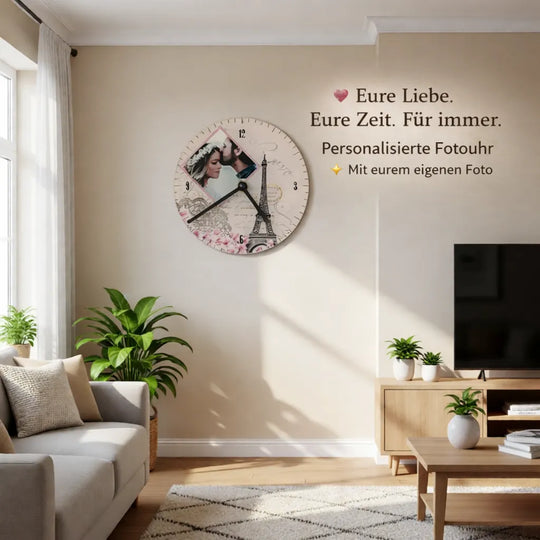 Personalisierte Wanduhr mit eigenem Foto als individuelle Dekoration im Wohnzimmer