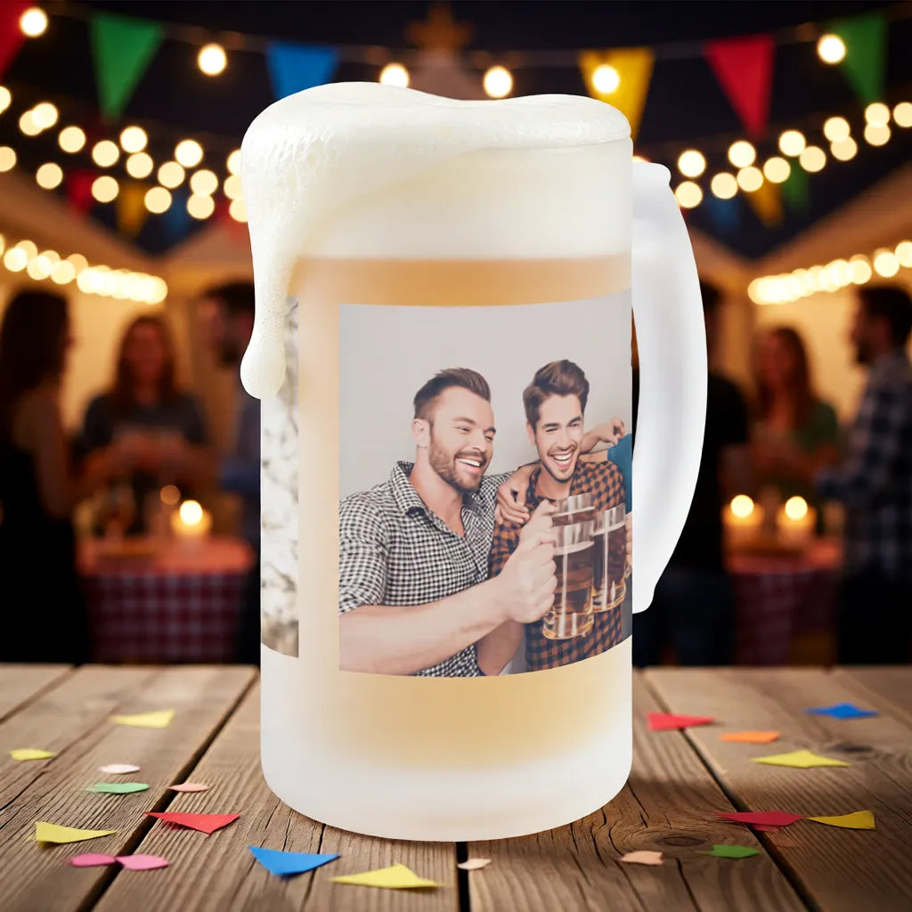 Personalisierter Bierglaskrug mit Fotoaufdruck, gefüllt mit Bier, dekorativ präsentiert auf einer Feier – individuelles Geschenk für Freunde oder Familie.