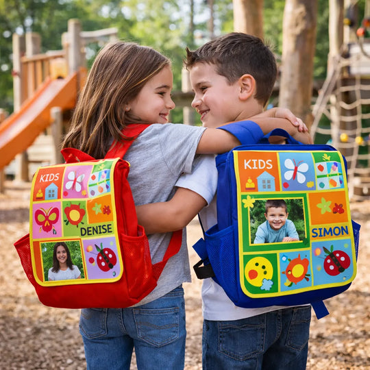 Zwei Kinder mit personalisierten Kinderrucksäcken mit Name und Foto auf einem Spielplatz