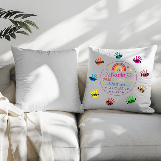 Weisser personalisierter Kissenbezug mit bunten Handabdrücken und Schriftzug „Danke, dass du uns beim Wachsen geholfen hast“, individuelles Geschenk für Erzieher oder Lehrer