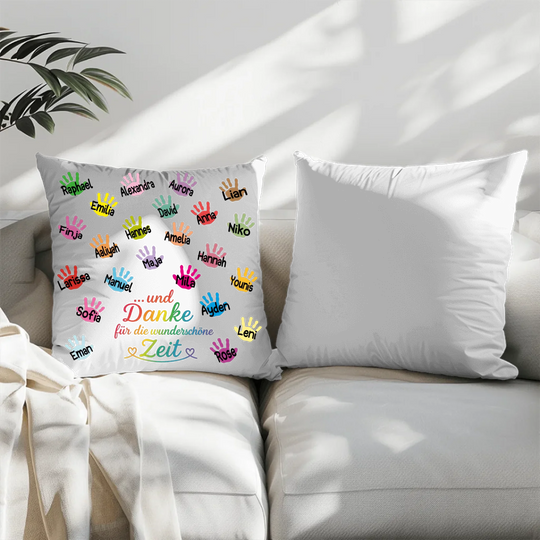 Personalisierter weisser Kissenbezug mit bunten Handabdrücken und Schriftzug „Danke für die wunderschöne Zeit“, individuell gestaltbar mit Namen