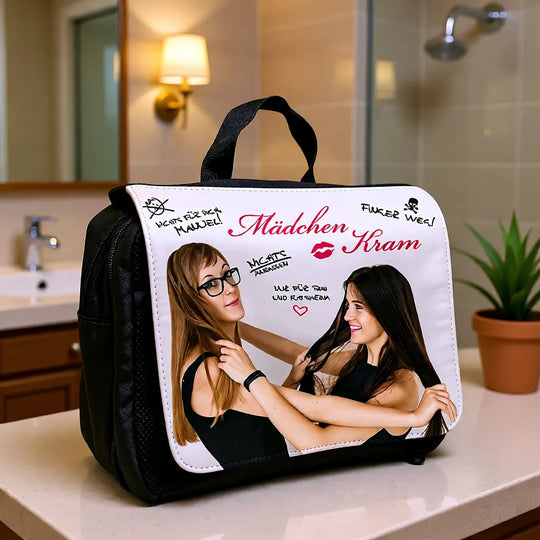 Personalisierter Kulturbeutel aus Nylon mit Fotodruck, Tragegriff und Aufhängehaken im Badezimmer