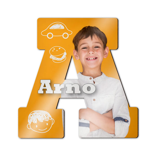 Personalisierter MDF-Buchstabe A mit Fotodruck eines Kindes und dekorativen Motiven