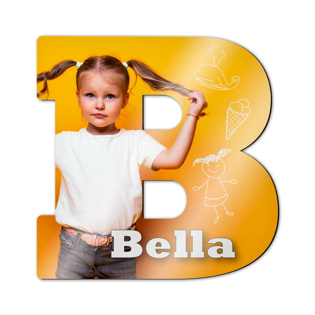 Individueller MDF-Buchstabe B mit Foto und kindgerechten Illustrationen