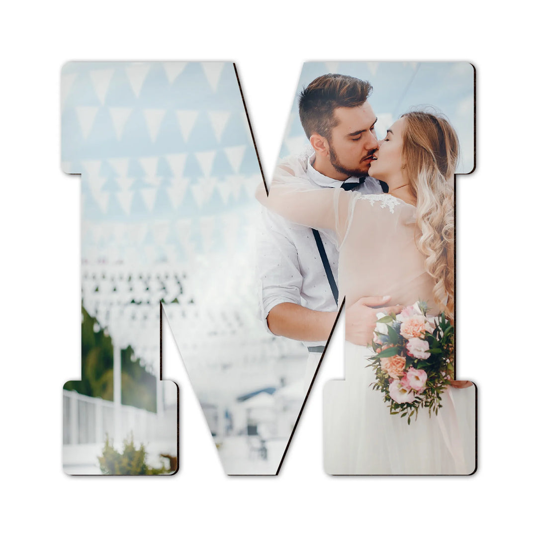 Personalisierter MDF-Buchstabe M mit romantischem Hochzeitsfoto