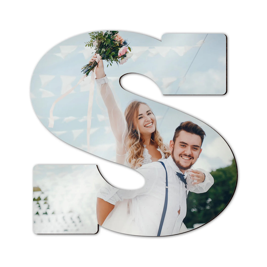 Personalisierter MDF-Buchstabe S mit Fotodruck eines Hochzeitspaares