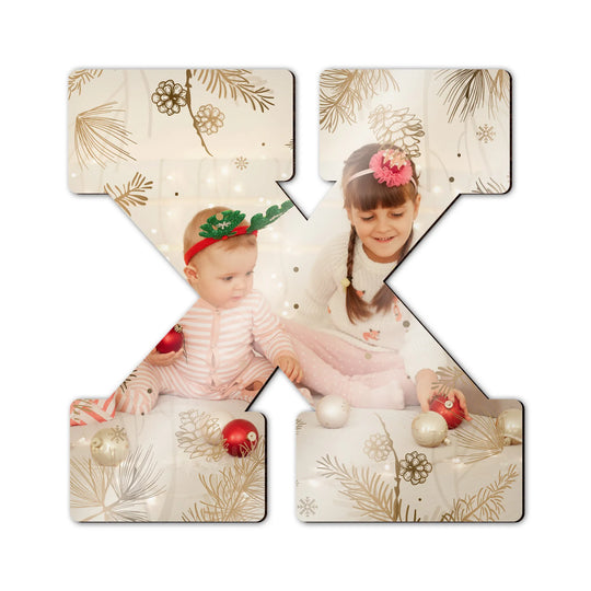 Personalisierter MDF-Buchstabe X mit Fotodruck von Kindern und dekorativen Elementen