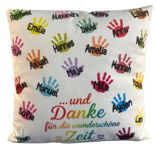 Personalisiertes Kissen mit bunten Handabdrücken und Namen – Geschenkidee „Danke für die wunderschöne Zeit“, individuell gestaltet und handgefertigt.