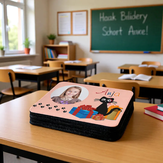 Individuell bedrucktes Schulmäppchen mit Name und Motiv auf einem Schultisch im Klassenzimmer