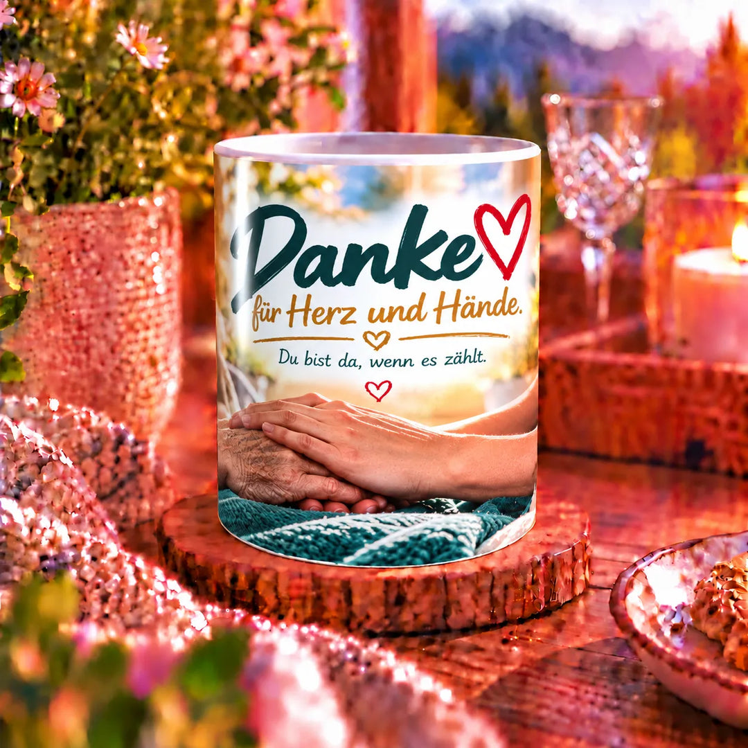 Weiße Pflegekraft-Tasse mit dem Spruch „Danke für Herz und Hände.“ und liebevollem Pflegemotiv