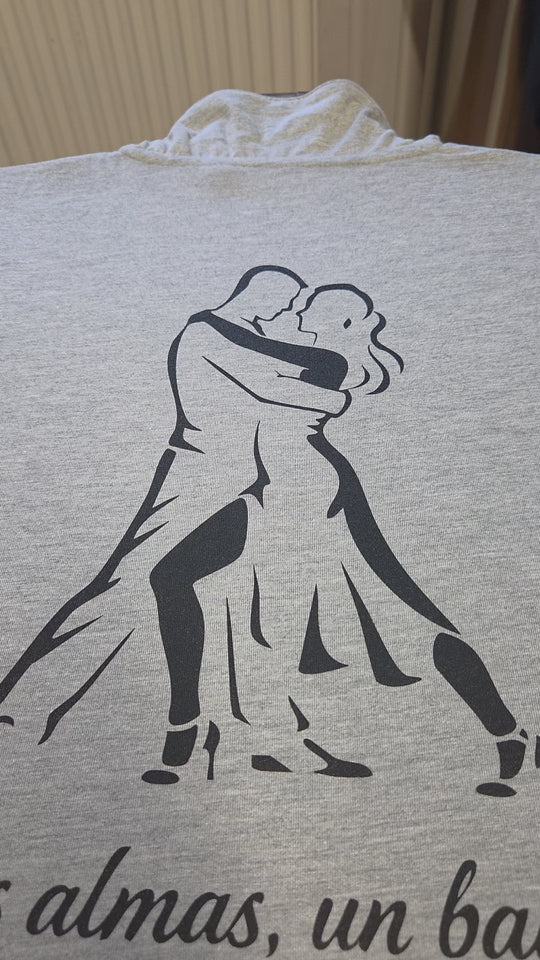 Rumba Poloshirt Herren grau mit Dos almas un baile Design im Kuba Stil in Bewegung beim Tanzen und Lifestyle Szenen