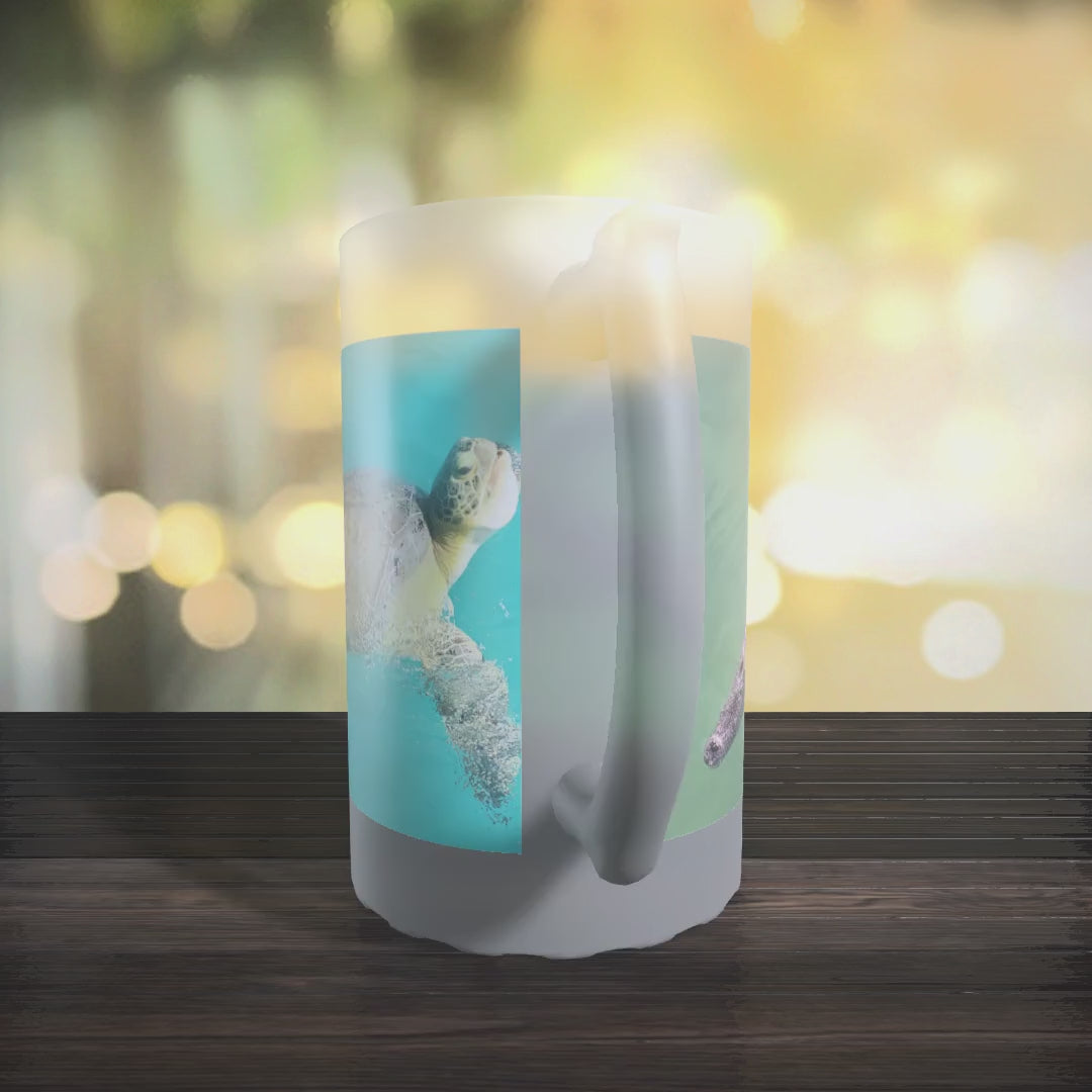 Mockup-Video eines personalisierten Bierglaskrugs aus Glas mit individuellem Fotodruck, präsentiert aus verschiedenen Perspektiven als Geschenkidee für Bierliebhaber