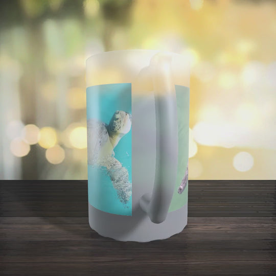 Mockup-Video eines personalisierten Bierglaskrugs aus Glas mit individuellem Fotodruck, präsentiert aus verschiedenen Perspektiven als Geschenkidee für Bierliebhaber