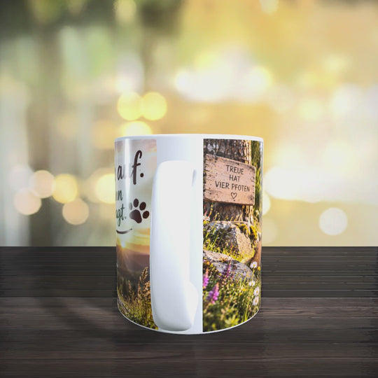 Produktvideo der Schäferhund-Tasse mit Ansichten des Hundemotivs und des Spruchs „Ich passe auf. Auch wenn keiner fragt.“