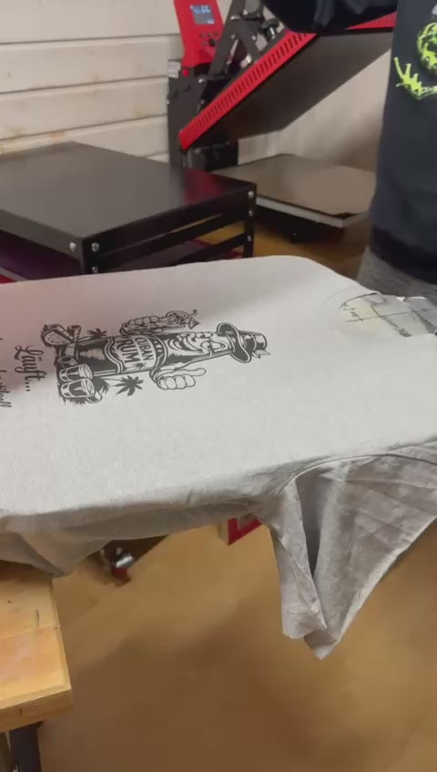 Detailansicht des „Kubanischer Rum“-Designs im Siebdruckverfahren auf Oversize Baumwoll-T-Shirt