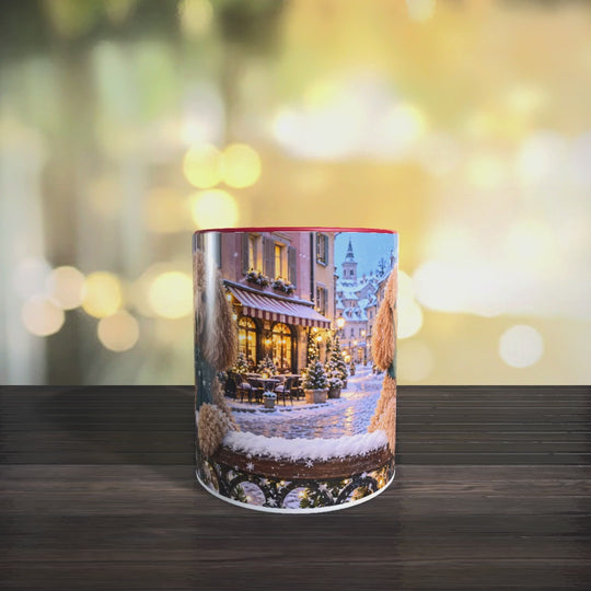 Video der Pudel-Tasse mit zwei Apricot-Pudeln in petrolfarbenen Schals und einer verschneiten Altstadt mit Café und festlicher Beleuchtung.