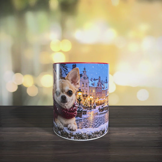 Video der Chihuahua-Tasse mit zwei Hunden in weinroten Schals und einem verschneiten Marktplatz mit festlicher Beleuchtung.