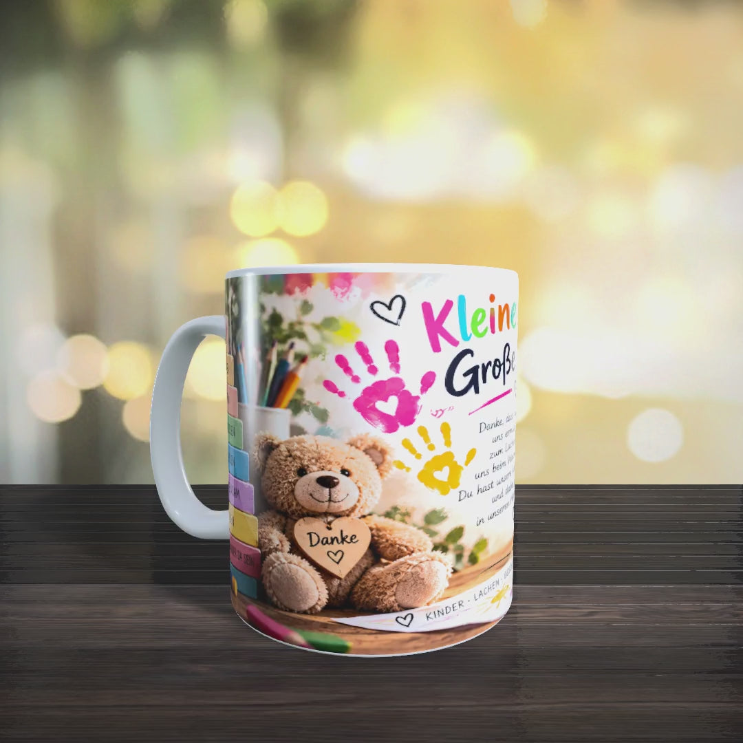 Produktvideo der Erzieherinnen-Tasse mit Ansichten des Motivs „Kleine Hände. Große Spuren.“