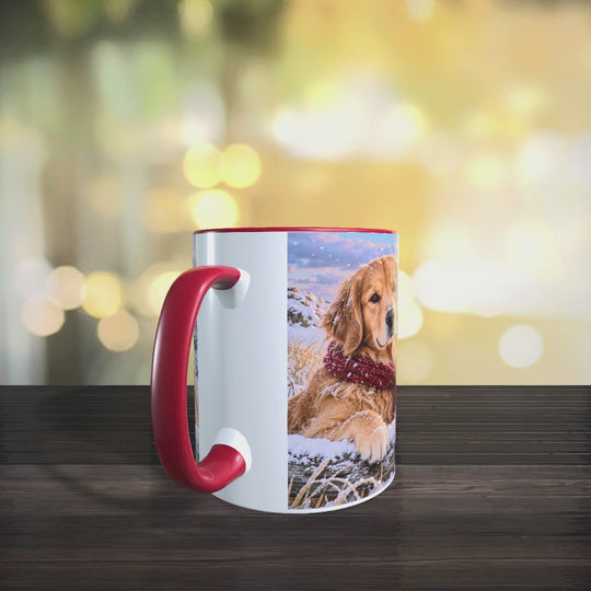 Video der Golden-Retriever-Tasse mit zwei Hunden in roten Schals und einer verschneiten Küstenlandschaft mit Leuchtturm und Meer.