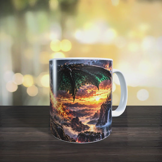 Produktvideo der Drachen-Tasse mit Ansichten des feuerspeienden Drachen und der Fantasy-Landschaft
