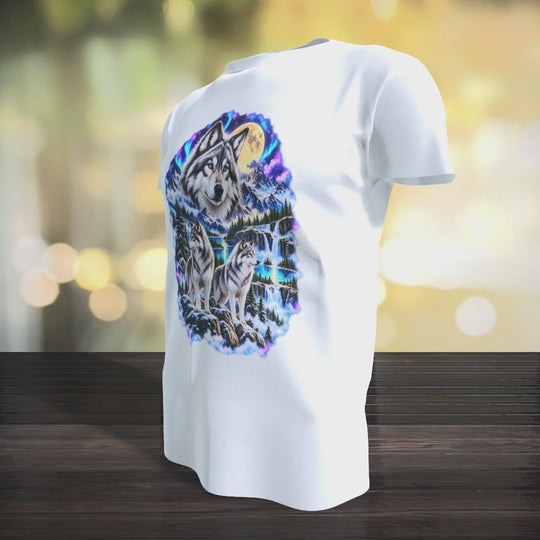 Produktvideo zum weißen Wolf-T-Shirt mit drei Wölfen, Polarlicht, Vollmond und winterlicher Berglandschaft.