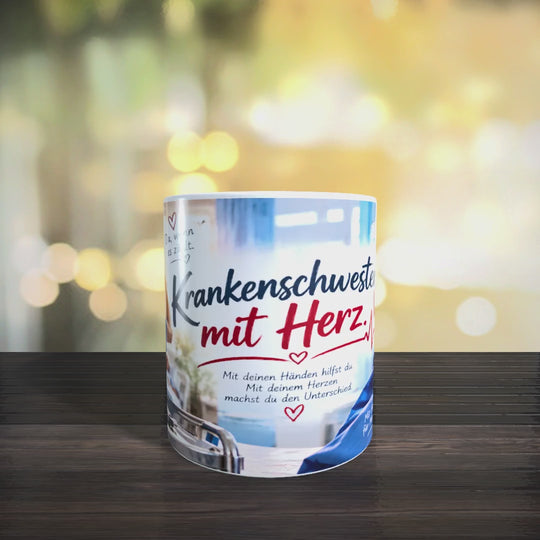 Produktvideo der Tasse „Krankenschwester mit Herz“ mit Ansichten der Pflegeillustration
