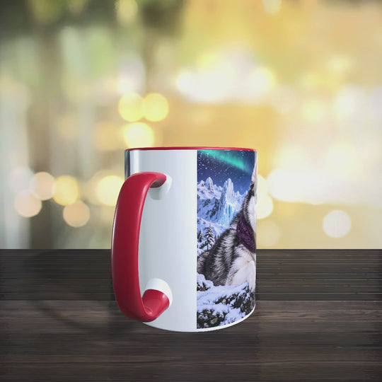 Video der Husky-Tasse mit zwei blauäugigen Huskys in violetten Schals und einer verschneiten Berglandschaft unter grünen und violetten Polarlichtern.
