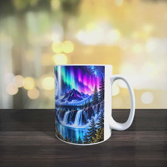 Produktvideo zur weißen Wolf-Tasse mit zwei erwachsenen Wölfen und drei Wolfswelpen unter Vollmond und Polarlicht.