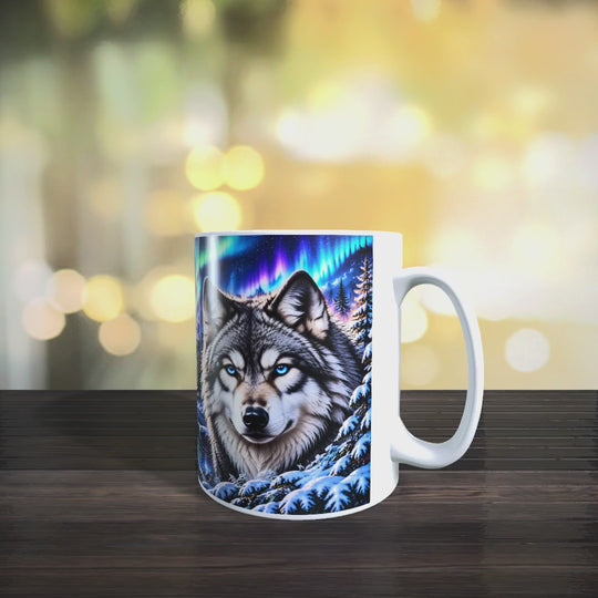 Produktvideo zur weißen Wolf-Tasse mit zwei Wölfen am Wintersee, leuchtendem Polarlicht und silberhellem Vollmond.