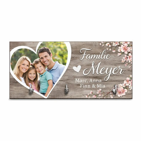 Personalisiertes Schlüsselbrett mit Familienfoto und Namen im Holzdesign, Produktansicht freigestellt.